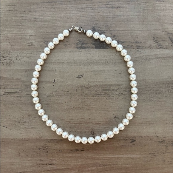 Vintage White Faux Pearl Necklace - Picture 2 of 6